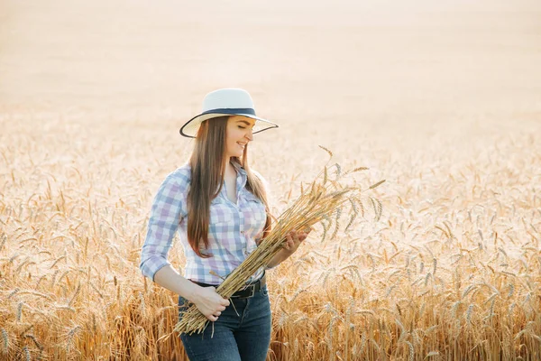 Elölnézeti portré fiatal nő farmer kalapos egész arany búza mező — Stock Fotó