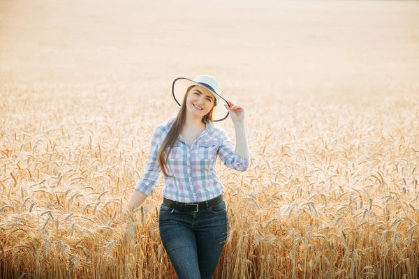 Ung kaukasiska leende kvinna bonde tittar på kameran — Stockfoto