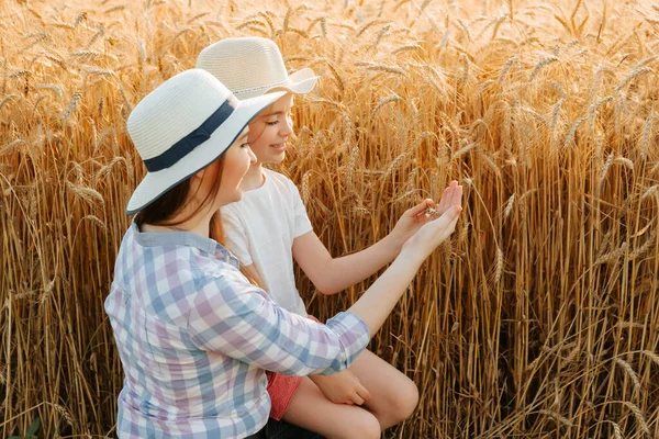 Madre e hija familia de agricultores tocan las orejas con sus manos —  Fotos de Stock