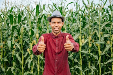 Portre neşeli afro-amerikalı adam başparmağıyla gülümsüyor.