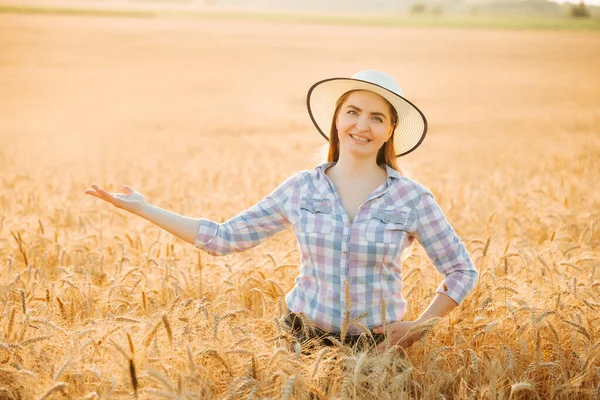 Porträtt av leende vacker kvinnlig bonde med utsträckt hand. — Stockfoto