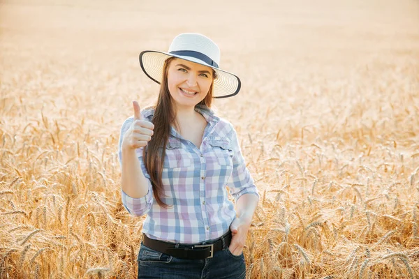 Mujer agricultora con sombrero mostrando el pulgar hacia arriba y mirando a la cámara —  Fotos de Stock