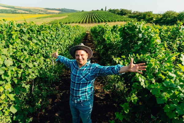 Красивий фермер винороб з руками вгору. білий фермер з капелюхом — стокове фото