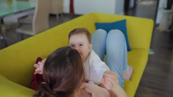 행복 한 어머니와 기쁨에 넘치는 집의 아기. — 비디오