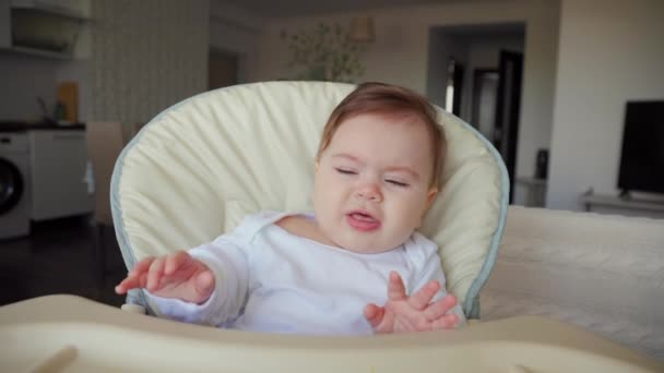 4k映像怒っている小さな赤ちゃんとともに悲しい表情,叫びと泣き. — ストック動画