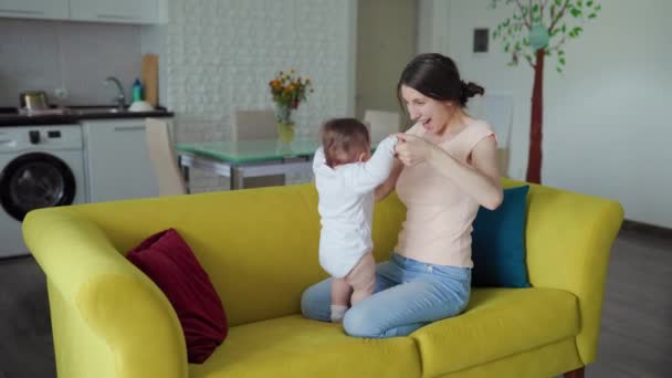 Ευτυχισμένη οικογένεια που αγαπάει τη νεαρή μαμά που παίζει με την χαριτωμένη μικρή αστεία κόρη της — Αρχείο Βίντεο