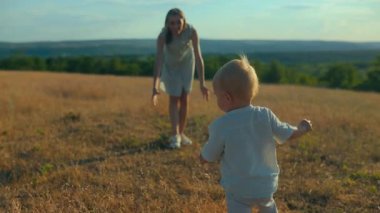 Bir anne gün batımında çocuğunu güzel bir tarlada doğayı keşfetmeye teşvik eder. Kahkahalar havayı doldurur ve kaliteli zaman geçirirler..