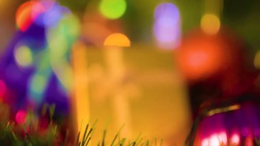 Festivalin parlak görüntüsü, yeni yıl süslemesi ve çelenk ışığının yanında hediye edilen güzel bir kutuya atfedilir. Tatil konsepti. Seçici odak.