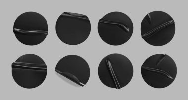 Siyah, yuvarlak, buruşmuş çıkartma maket seti. Yapışkan, açık siyah kağıt ya da yapıştırıcı etiketli, gri arka planda buruşuk bir etkisi var. Şablon etiketleri veya fiyat etiketleri. 3d gerçekçi vektör