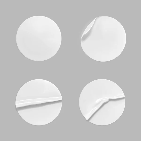 Weiße runde zerknüllte Aufkleber-Attrappen. Klebeetikett aus klarem weißem Papier oder Kunststoff mit geklebtem, faltigem Effekt auf grauem Hintergrund. Leere Vorlagen oder Preisschilder. 3D realistischer Vektor — Stockvektor