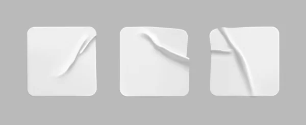 Os autocolantes colados quadrados brancos zombam do conjunto. Papel quadrado adesivo branco em branco ou etiqueta adesiva de plástico com efeito enrugado e amassado. Etiquetas de etiquetas em branco. 3d vetor realista — Vetor de Stock
