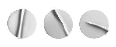 Gümüş yuvarlak buruşuk çıkartmalar seti taklit ediyor. Yapışkan gümüş folyo ya da beyaz arka planda kırışık efektli plastik etiket. Boş şablon etiketleri. 3d gerçekçi vektör