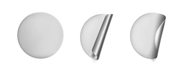 Ασημένιο στρογγυλό τσαλακωμένο αυτοκόλλητα με ξεφλούδισμα γωνία mock up set. Κόλλα ασημί αλουμινόχαρτο ή πλαστική αυτοκόλλητη ετικέτα με ρυτιδωμένη δράση σε λευκό φόντο. Κενές ετικέτες προτύπου. 3d ρεαλιστικό διάνυσμα — Διανυσματικό Αρχείο