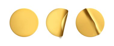 Altın yuvarlak buruşuk çıkartmalar ve soyulmuş köşeli maket setleri. Yapışkan altın folyo ya da beyaz arka planda buruşuk efektli plastik etiket. Boş şablon etiketleri. 3d gerçekçi vektör.