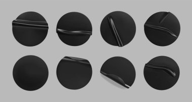 Siyah, yuvarlak, buruşmuş çıkartma maket seti. Yapışkan, açık siyah kağıt ya da yapıştırıcı etiketli, gri arka planda buruşuk bir etkisi var. Şablon etiketleri veya fiyat etiketleri. 3d gerçekçi vektör.