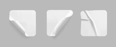 Kıvrımlı köşeleri olan beyaz kare yapıştırıcıları var. Boş beyaz yapışkan kare kağıt ya da buruşuk efektli plastik etiket. Boş şablon etiketleri. 3d gerçekçi vektör