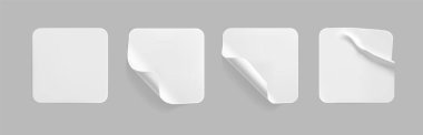 Kıvrımlı köşeleri olan beyaz kare yapıştırıcıları var. Boş beyaz yapışkan kare kağıt ya da buruşuk efektli plastik etiket. Boş şablon etiketleri. 3d gerçekçi vektör