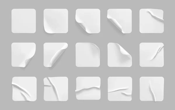Λευκό τετράγωνο κολλημένα αυτοκόλλητα με κατσαρές γωνίες mock up set. Κενό λευκό αυτοκόλλητο τετράγωνο χαρτί ή πλαστικό αυτοκόλλητο ετικέτα με ρυτιδιασμένο, τσαλακωμένο αποτέλεσμα. Κενές ετικέτες προτύπου. 3d ρεαλιστικό διάνυσμα — Διανυσματικό Αρχείο