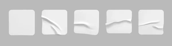 Bílé čtvercové nálepky se posmívají. Prázdný bílý lepicí čtvercový papír nebo plastová samolepka s vrásčitým, zmačkaným efektem. Prázdné štítky šablony. 3D realistický vektor — Stockový vektor