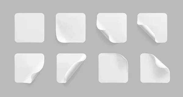 Pegatinas blancas cuadradas pegadas con esquinas rizadas juego de maquetas. Etiqueta adhesiva blanca en blanco de papel cuadrado o plástico con efecto arrugado y arrugado. Etiquetas de etiqueta de plantilla en blanco. 3d vector realista — Vector de stock