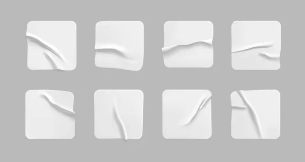 Bílé čtvercové nálepky se posmívají. Prázdný bílý lepicí čtvercový papír nebo plastová samolepka s vrásčitým, zmačkaným efektem. Prázdné štítky šablony. 3D realistický vektor — Stockový vektor