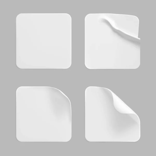 Adesivos colados quadrados brancos com cantos enrolados simulam conjunto. Papel quadrado adesivo branco em branco ou etiqueta adesiva de plástico com efeito enrugado e amassado. Etiquetas de etiquetas em branco. 3d vetor realista — Vetor de Stock