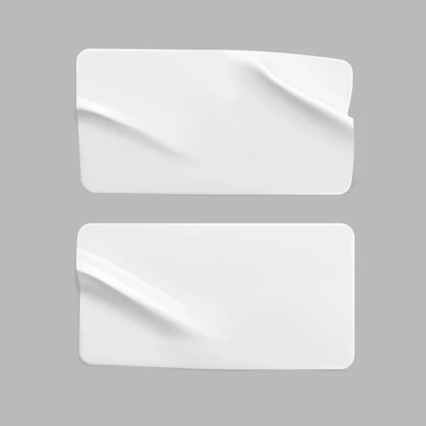 Bílé nalepené zmuchlané obdélníkové nálepky se vysmívají. Prázdný bílý lepicí papír nebo plastová samolepka s vrásčitým a vrásčitým efektem. Šablony štítků se zavírají. 3D realistický vektor — Stockový vektor