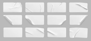 Buruşmuş beyaz dikdörtgen etiketi izole edildi. Boş yapıştırıcılı kağıt veya buruşuk efektli ve kıvrımlı köşeli plastik etiket. Kapı ya da duvar için etiket şablonu. 3d gerçekçi vektör
