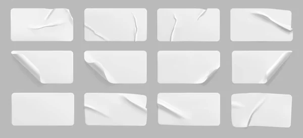 Etiqueta engomada rectángulo blanco arrugado conjunto aislado. Papel adhesivo pegado en blanco o pegatina de plástico con efecto arrugado y esquinas rizadas. Etiqueta etiquetas plantilla para puerta o pared. 3d vector realista — Archivo Imágenes Vectoriales