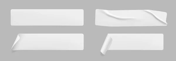 Zmačkaný štítek bílého obdélníku je izolovaný. Prázdná lepicí papírová nebo plastová samolepka s vrásčitým efektem a stočenými rohy. Šablona štítků pro dveře nebo zeď. 3D realistický vektor — Stockový vektor