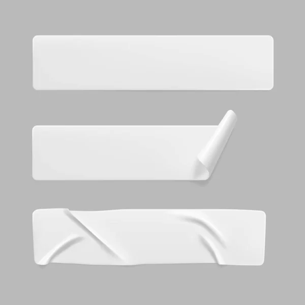 Pegatinas blancas pegadas arrugadas con esquinas rizadas simulan conjunto. Etiqueta adhesiva de papel adhesivo blanco en blanco o plástico con efecto arrugado y arrugado. Etiquetas de etiqueta de plantilla se cierran. 3d vector realista — Vector de stock