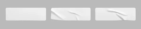 Blanco pegado pegatinas rectángulo arrugado juego de maquetas. Etiqueta adhesiva de papel adhesivo blanco en blanco o plástico con efecto arrugado y arrugado. Etiquetas de etiqueta de plantilla se cierran. 3d vector realista — Archivo Imágenes Vectoriales