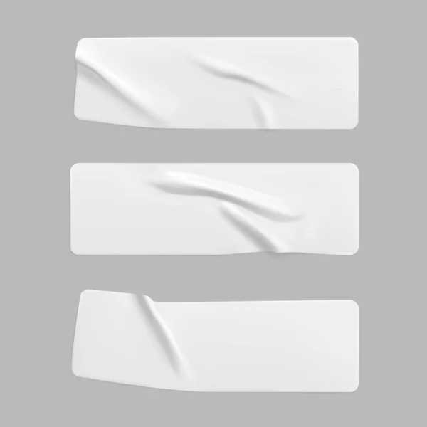Bílé nalepené zmuchlané obdélníkové nálepky se vysmívají. Prázdný bílý lepicí papír nebo plastová samolepka s vrásčitým a vrásčitým efektem. Šablony štítků se zavírají. 3D realistický vektor — Stockový vektor