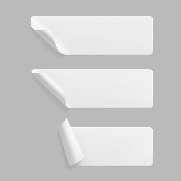 Bianco adesivi rettangolo incollati con angoli arricciati modello up set. Etichetta adesiva bianca bianca o plastica bianca bianca con effetto stropicciato e piegato. Etichette modello da vicino. vettore realistico 3d — Vettoriale Stock
