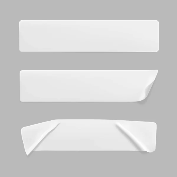 Etiqueta engomada rectángulo blanco arrugado conjunto aislado. Papel adhesivo pegado en blanco o pegatina de plástico con efecto arrugado y esquinas rizadas. Etiqueta etiquetas plantilla para puerta o pared. 3d vector realista — Vector de stock