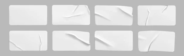 Rumpad vit rektangel klistermärke satt isolerad på grå bakgrund. Tomma limmade självhäftande papper eller plastklistermärke med rynkig effekt. Etikett taggar mall för dörr eller vägg. 3D realistisk vektor — Stock vektor