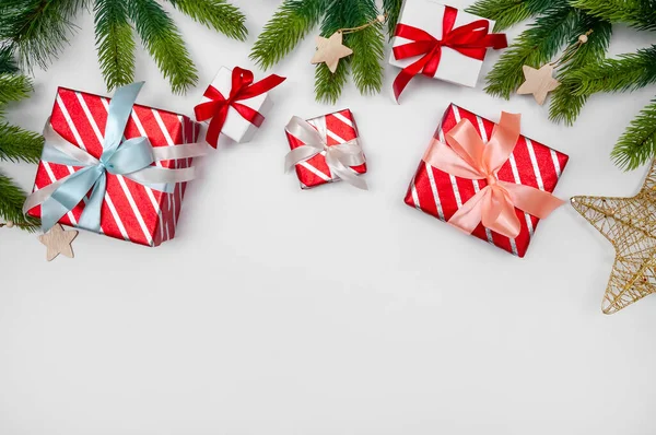 Kerst Samenstelling met Geschenkdozen, Takken Fir Tree, Papers Rools en decoraties op lichte achtergrond. — Stockfoto