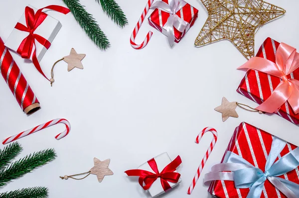 Kerst Samenstelling met Geschenkdozen, Takken Fir Tree, Papers Rools en decoraties op lichte achtergrond. — Stockfoto