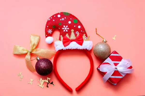 Kerstcompositie met Geschenkdozen, Kerstmanhoed en Decoraties op Roze Achtergrond — Stockfoto