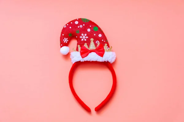 Decoratieve Kerstman hoed op roze achtergrond. Creatief Minimaal Kerstconcept — Stockfoto