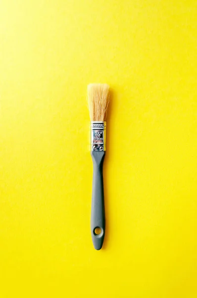 Farbe Des Jahres 2021 Grauer Pinsel Auf Gelbem Hintergrund Reparatur — Stockfoto