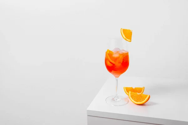 Aperol Spritz Cocktail em copo de vinho com gelo e fatia de laranja sobre fundo branco. Conceito criativo mínimo — Fotografia de Stock