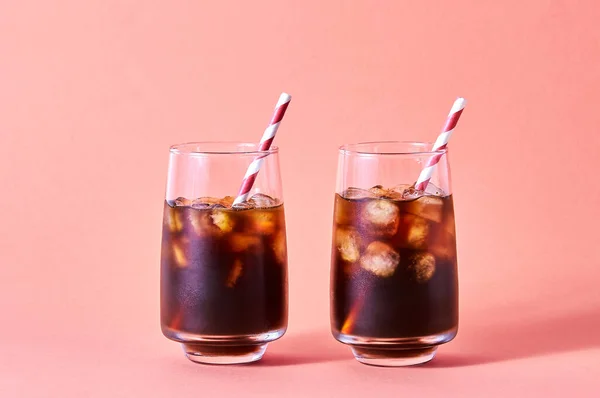 Buzlu kola ya da Pembe Arkaplanda Uzun Gözlüklü Soğuk Kahve. Yaz İçeceğini Tazeleme kavramı — Stok fotoğraf