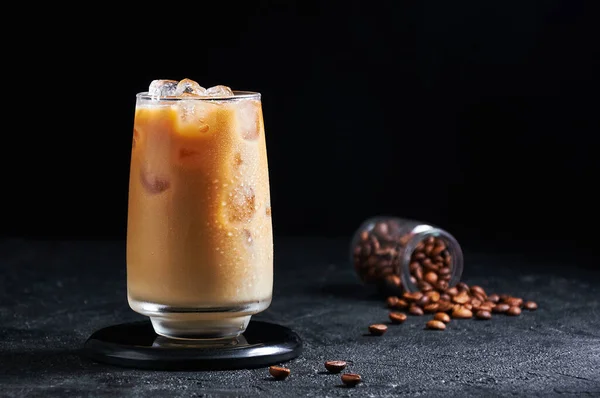 Café helado con leche en vaso alto sobre fondo oscuro. Concepto Refrescante bebida de verano —  Fotos de Stock