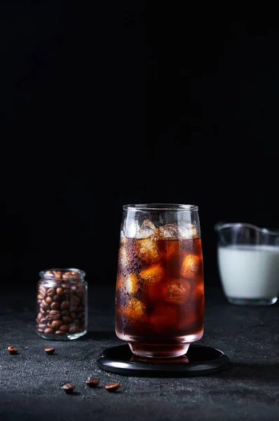 IJskoffie in groot glas op donkere achtergrond. Concept Verfrissend zomerdrankje — Stockfoto