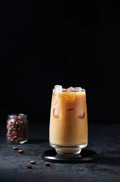 在深色背景下的高玻璃杯中加奶的冰镇咖啡。概念更新夏季酒水 — 图库照片