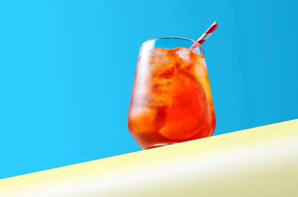 Aperol Spritz Cocktail Vidro Com Gelo Fatia Laranja Sobre Fundo — Fotografia de Stock