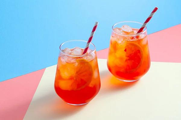 Aperol Spritz Cocktail Copos Com Gelo Fatia Laranja Fundo Colorido — Fotografia de Stock