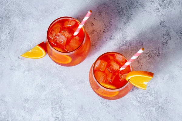 Aperol Spritz Cocktail Copos Com Gelo Fatia Laranja Sobre Fundo — Fotografia de Stock