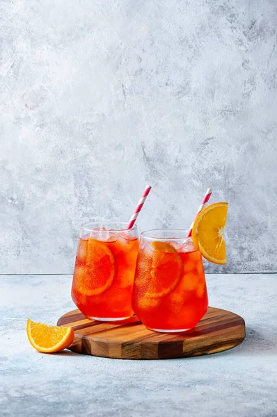 Aperol Spritz Cocktail Óculos Com Gelo Laranja Tábua Madeira Sobre — Fotografia de Stock